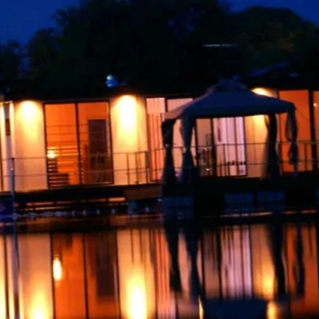 Green Island Floating Cottage Apartment *